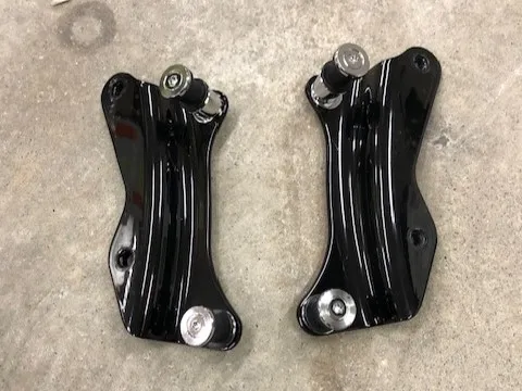 Harley-Davidson Touring 4-punts docking hardware set hoogglans zwart (2014-up) 52300354