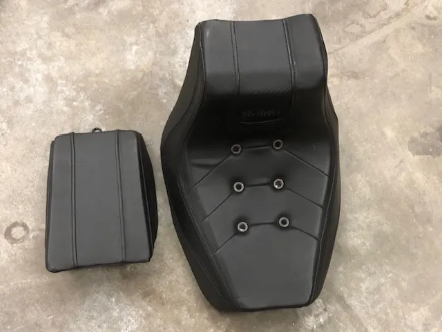 Bevel zadel voor de Harley-Davidson Fat Bob (2018-up) 52000391 en 52400197