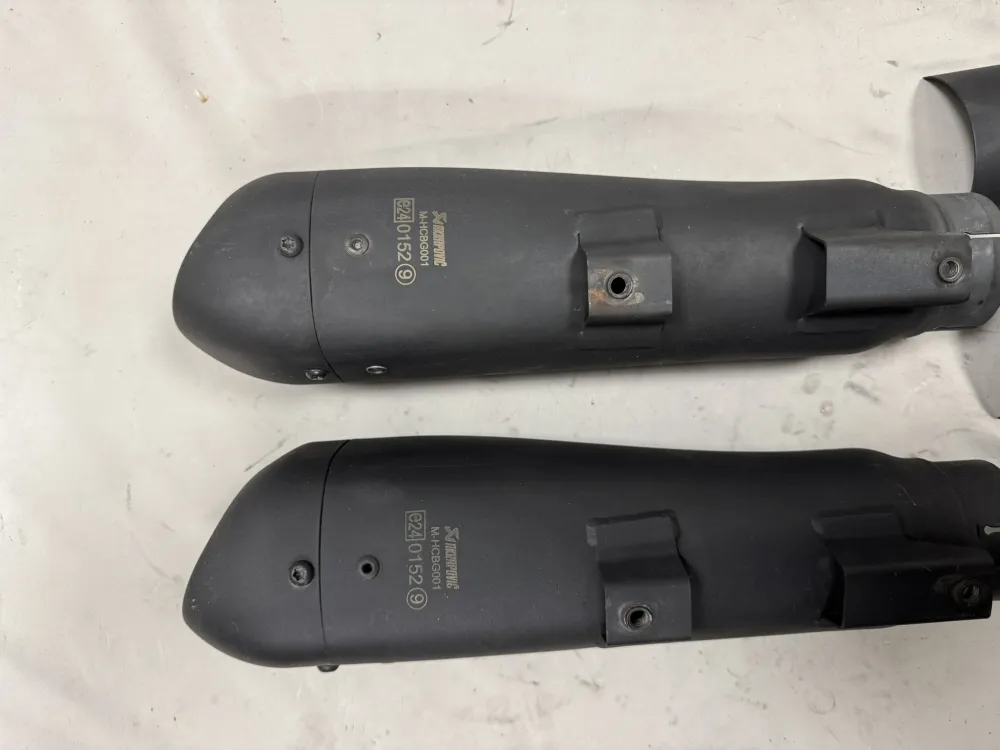 Akrapovic Slip-ons uitlaatdempers black met hitteschilden Sportster (2006-2013) S-HDSPSO1-HB