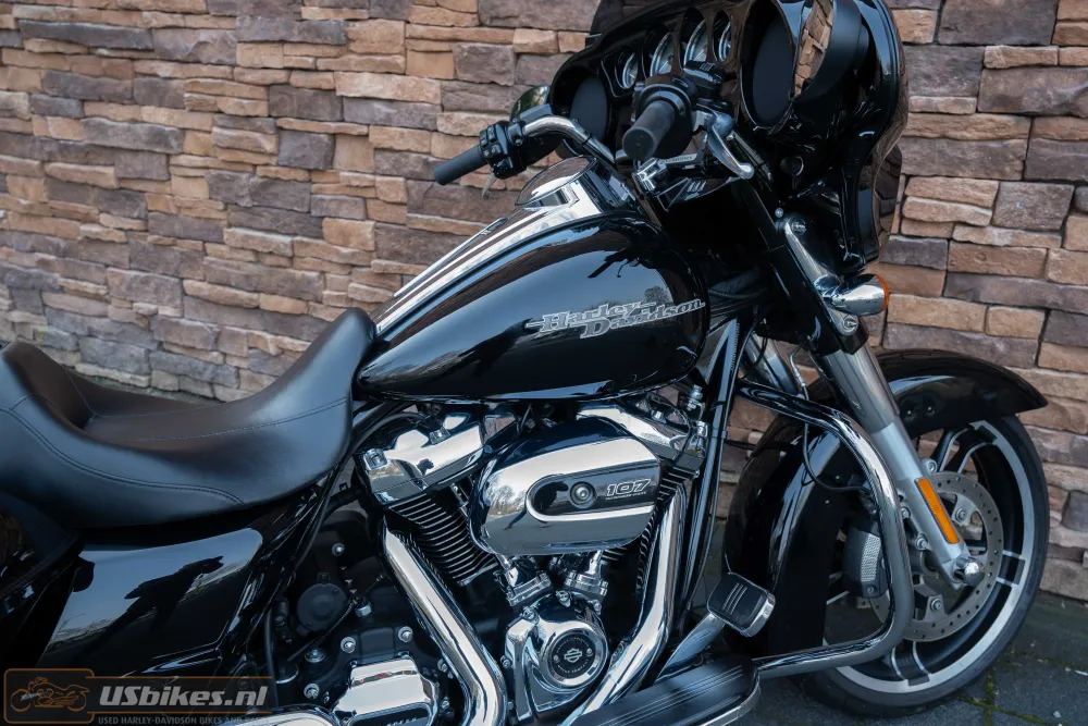 2017 Harley-Davidson FLHXS Street Glide Special 107 M8