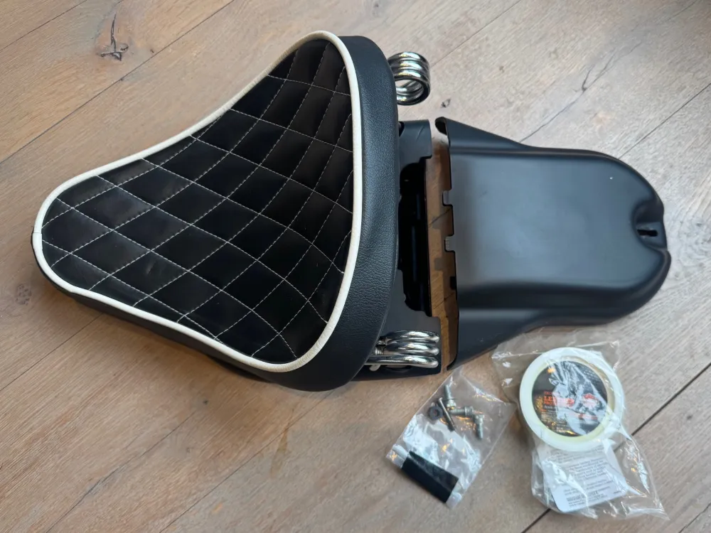 Harley-Davidson Spring Seat Black Diamond Softail (2008-up) 52000276