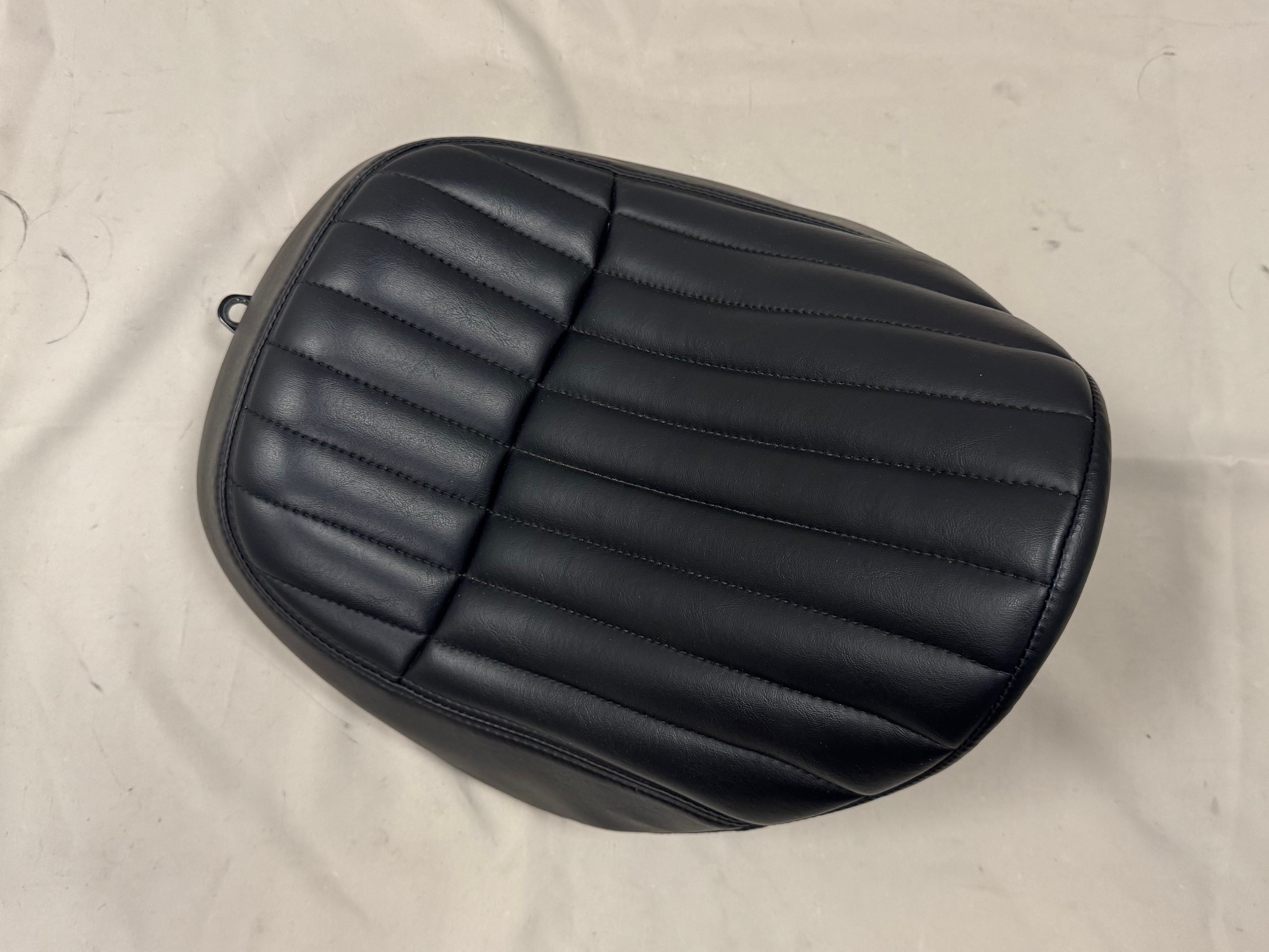 Zadel bestuurder voor Harley-Davidson Street Bob FXBB(S) en Standard FXST (2018-up) 52000264