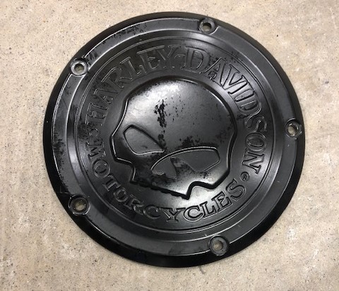 Derby Cover Willie G Skull Zwart Touring (99-15) Dyna (99-17) Softail (99-18)