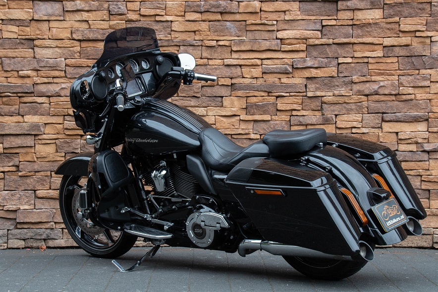 2017 Harley-Davidson FLHXSE Street Glide Special CVO 110 LA