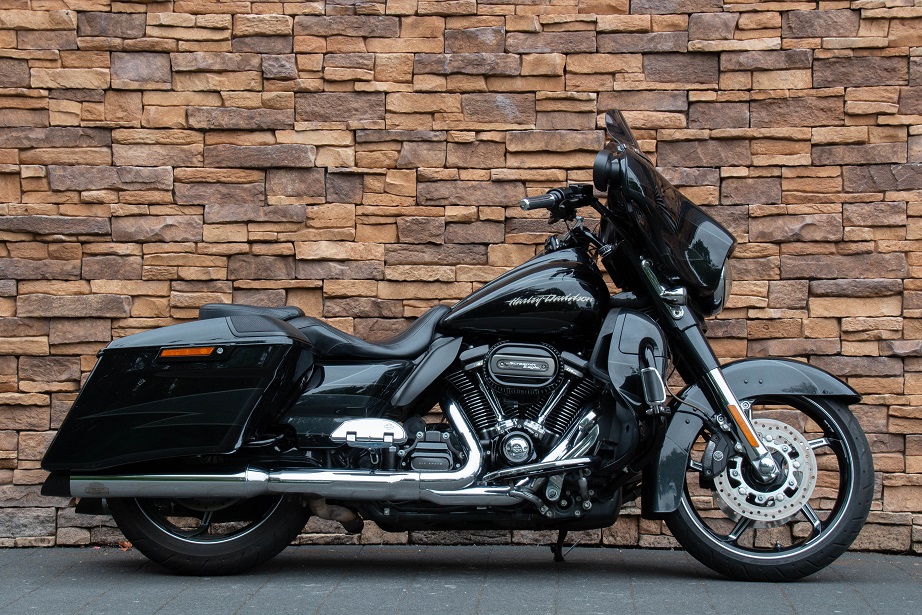 2017 Harley-Davidson FLHXSE Street Glide Special CVO 110 R