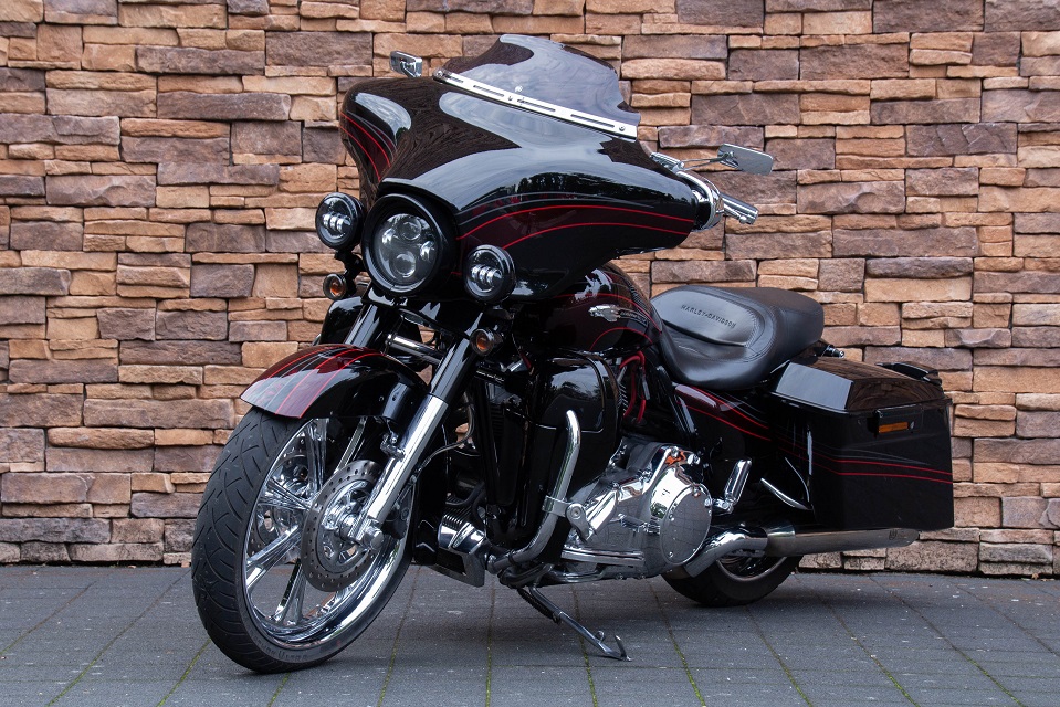 2011 Harley-Davidson FLHXSE2 CVO Street Glide 110 LV