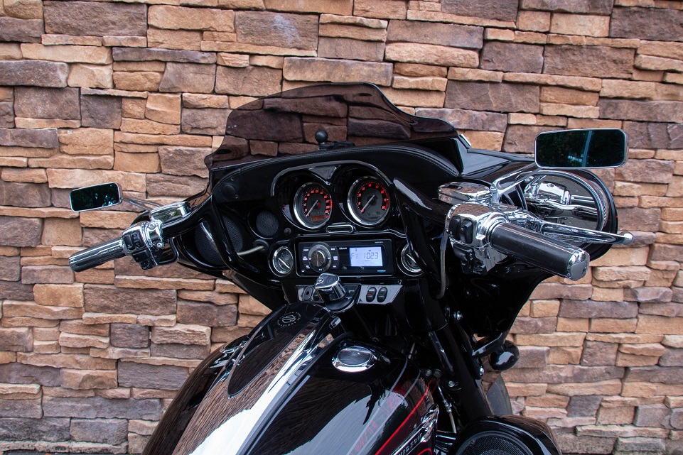 2011 Harley-Davidson FLHXSE2 CVO Street Glide 110 RD1