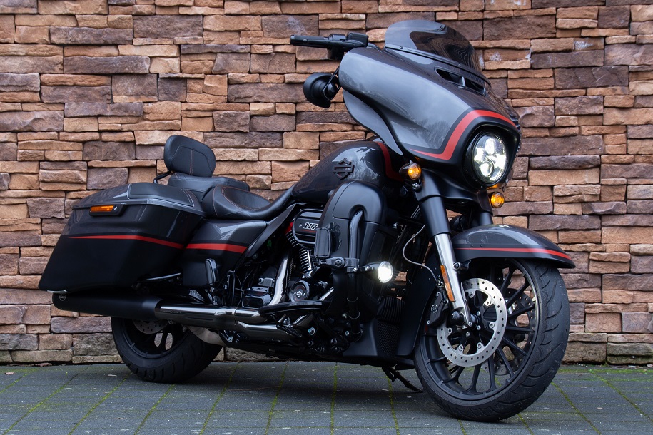 2018 Harley-Davidson FLHXSE Street Glide CVO 117 RVL