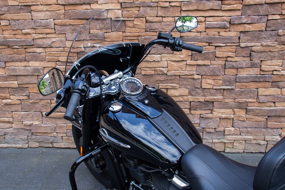 2019 Harley-Davidson FLHCS Heritage Classic Softail 114 M8 vivid black LD
