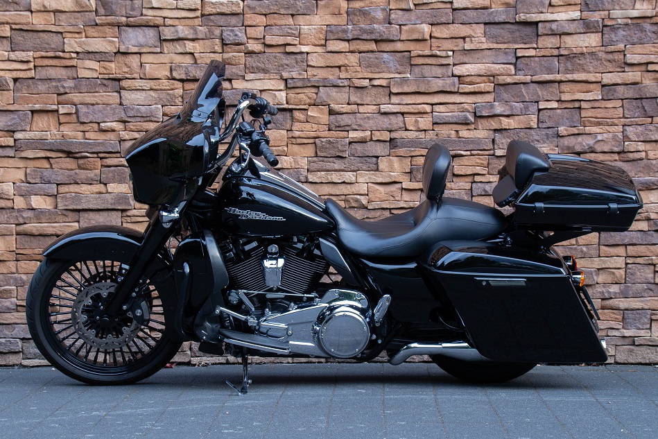 2017 Harley-Davidson FLHXS Street Glide Special 107 M8 vivid black L
