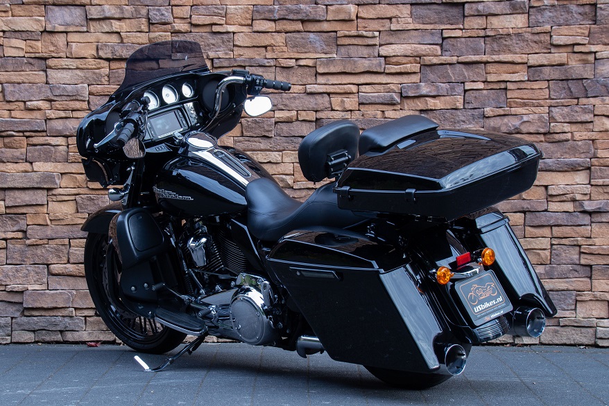 2017 Harley-Davidson FLHXS Street Glide Special 107 M8 vivid black LA