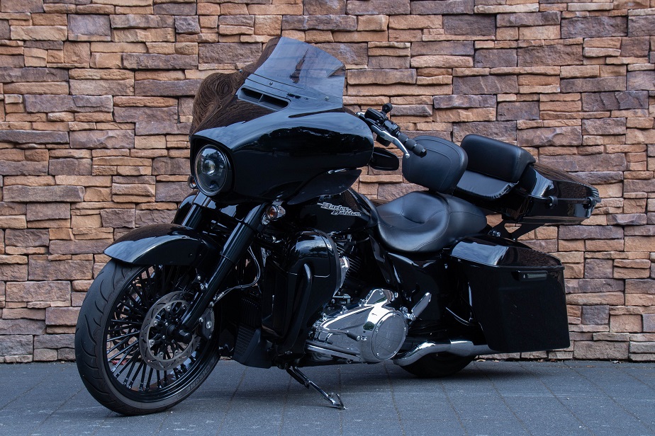 2017 Harley-Davidson FLHXS Street Glide Special 107 M8 vivid black LV