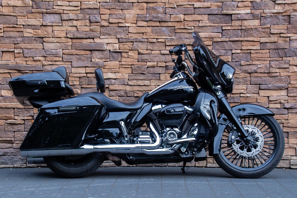 2017 Harley-Davidson FLHXS Street Glide Special 107 M8 vivid black R