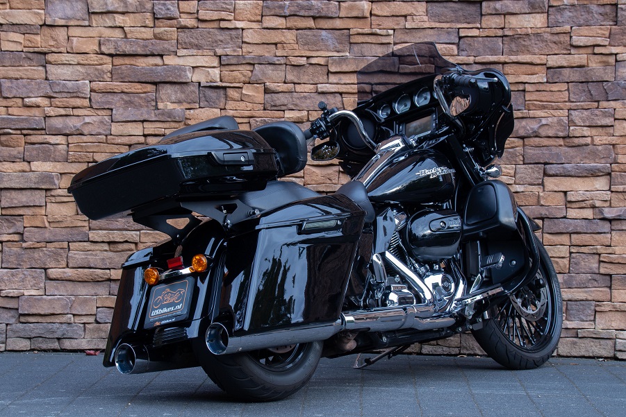 2017 Harley-Davidson FLHXS Street Glide Special 107 M8 vivid black RA