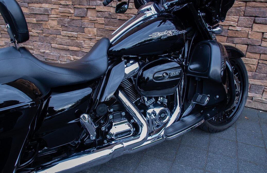 2017 Harley-Davidson FLHXS Street Glide Special 107 M8 vivid black RE
