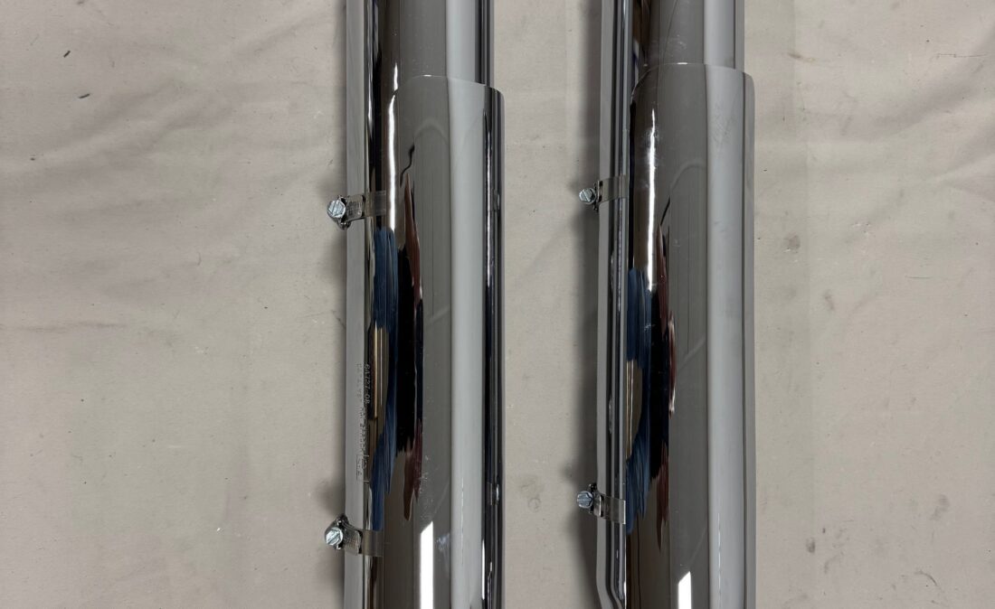 64727-08 Uitlaatdempers Softail Slim blackline crossbones new 235 a