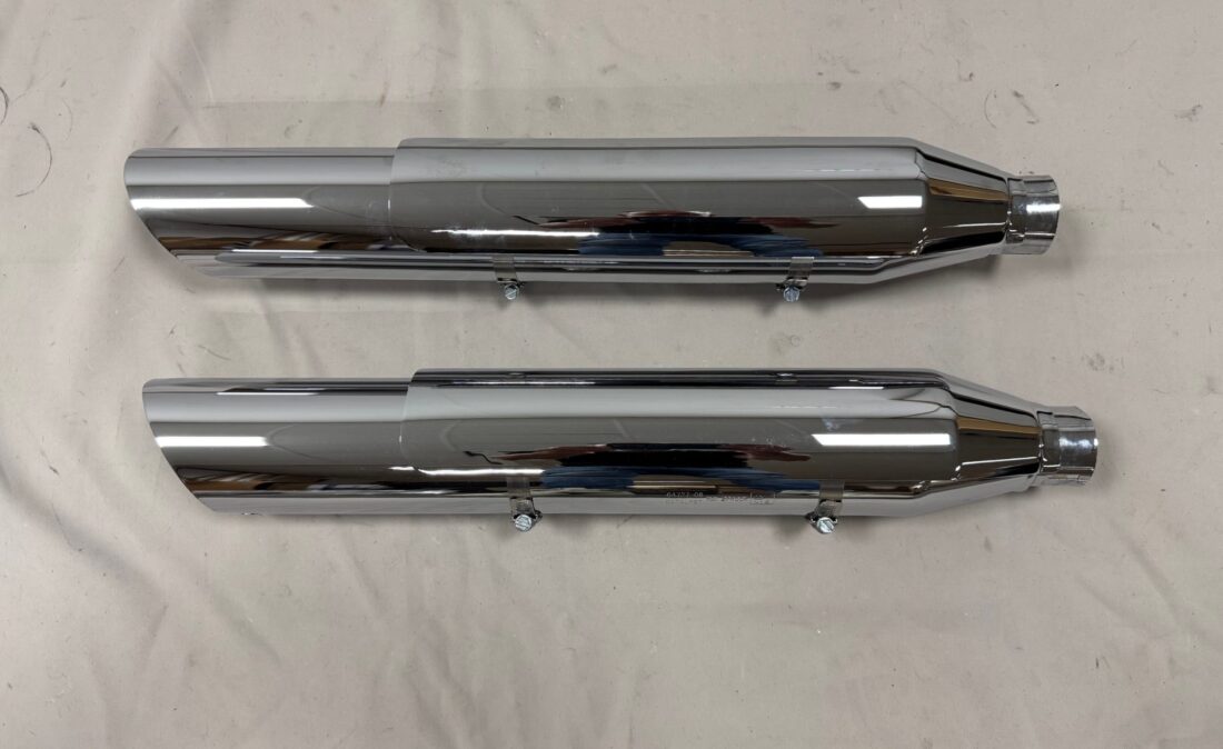 64727-08 Uitlaatdempers Softail Slim blackline crossbones new 235 a