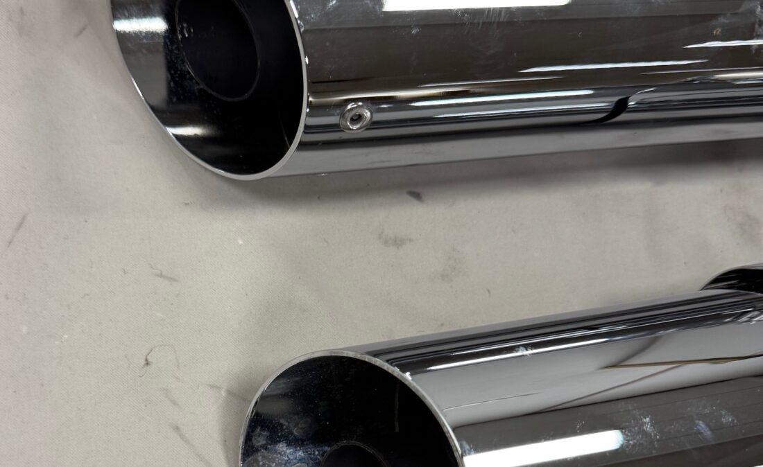 64727-08 Uitlaatdempers Softail Slim blackline crossbones new 235 b