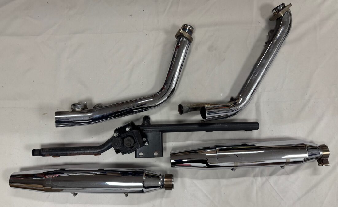 65682-07 Uitlaatsysteem FLSTC Heritage Softail Twincam zgan incl. bracket en servo 265 a