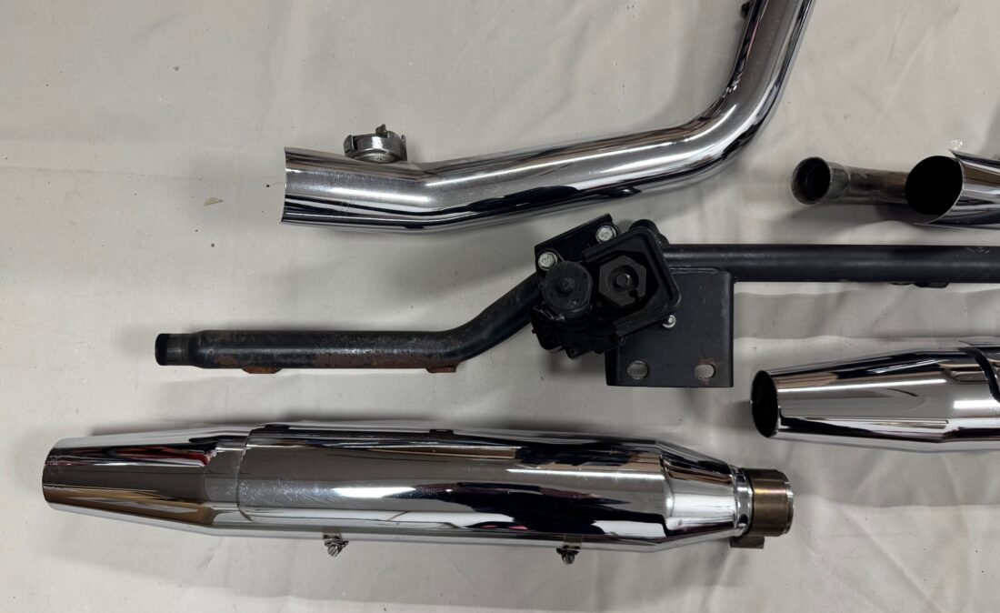 65682-07 Uitlaatsysteem FLSTC Heritage Softail Twincam zgan incl. bracket en servo 265 b