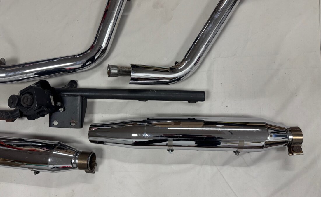 65682-07 Uitlaatsysteem FLSTC Heritage Softail Twincam zgan incl. bracket en servo 265 c