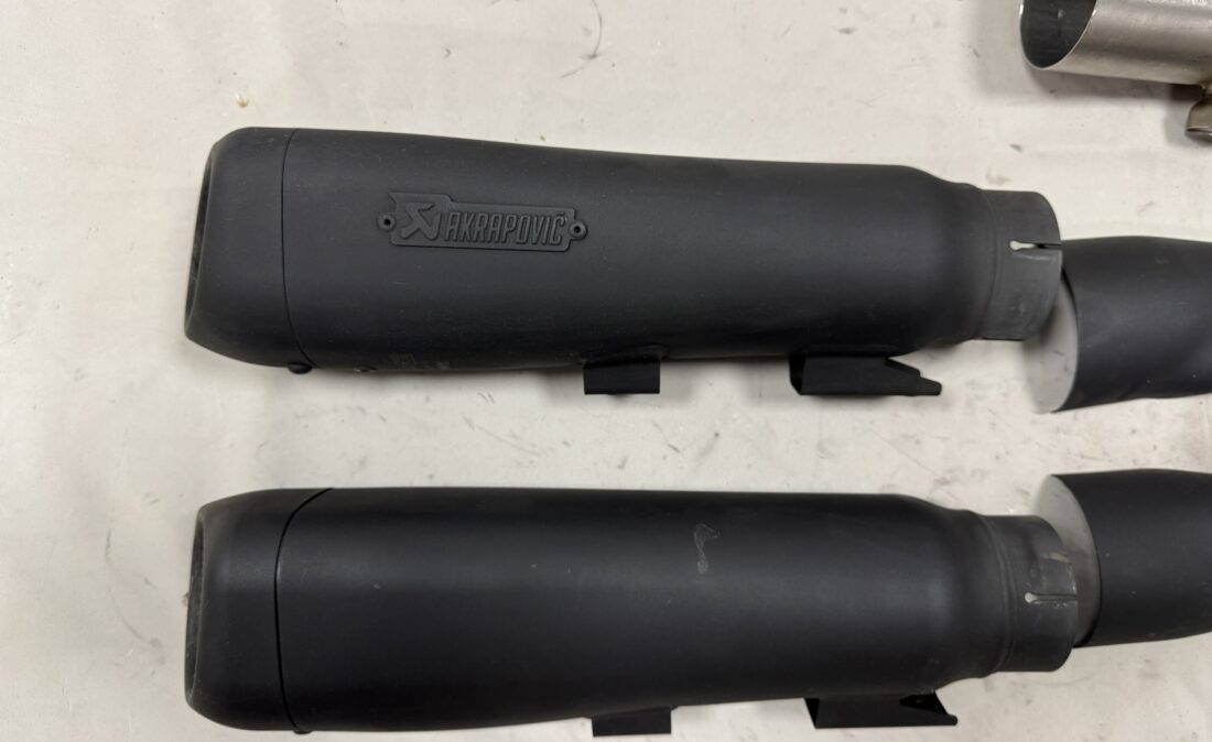 S-HDSPSO1-HB Akrapovic Slip-ons black met hitteschilden 269 b