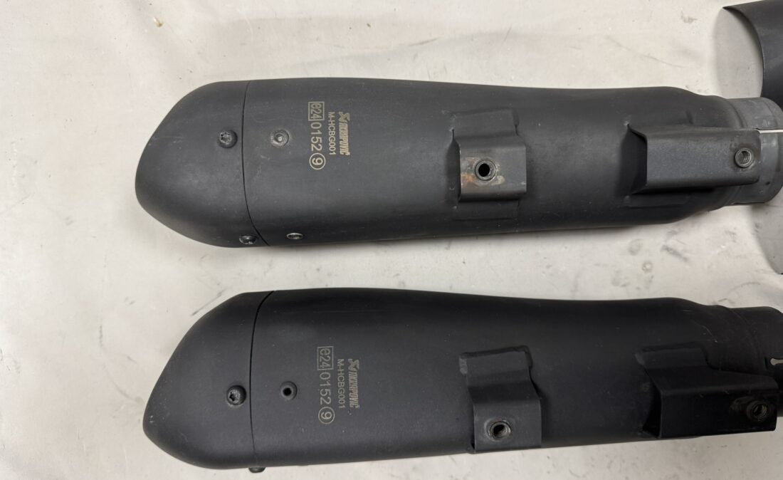 S-HDSPSO1-HB Akrapovic Slip-ons black met hitteschilden 269 c