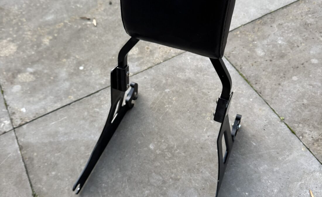 52124-09A Dyna Sissybar zwart afneembaar izgst 1310 a